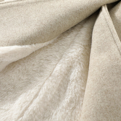 ダッフルコートの裏起毛素材と生地の質感がわかる拡大写真。