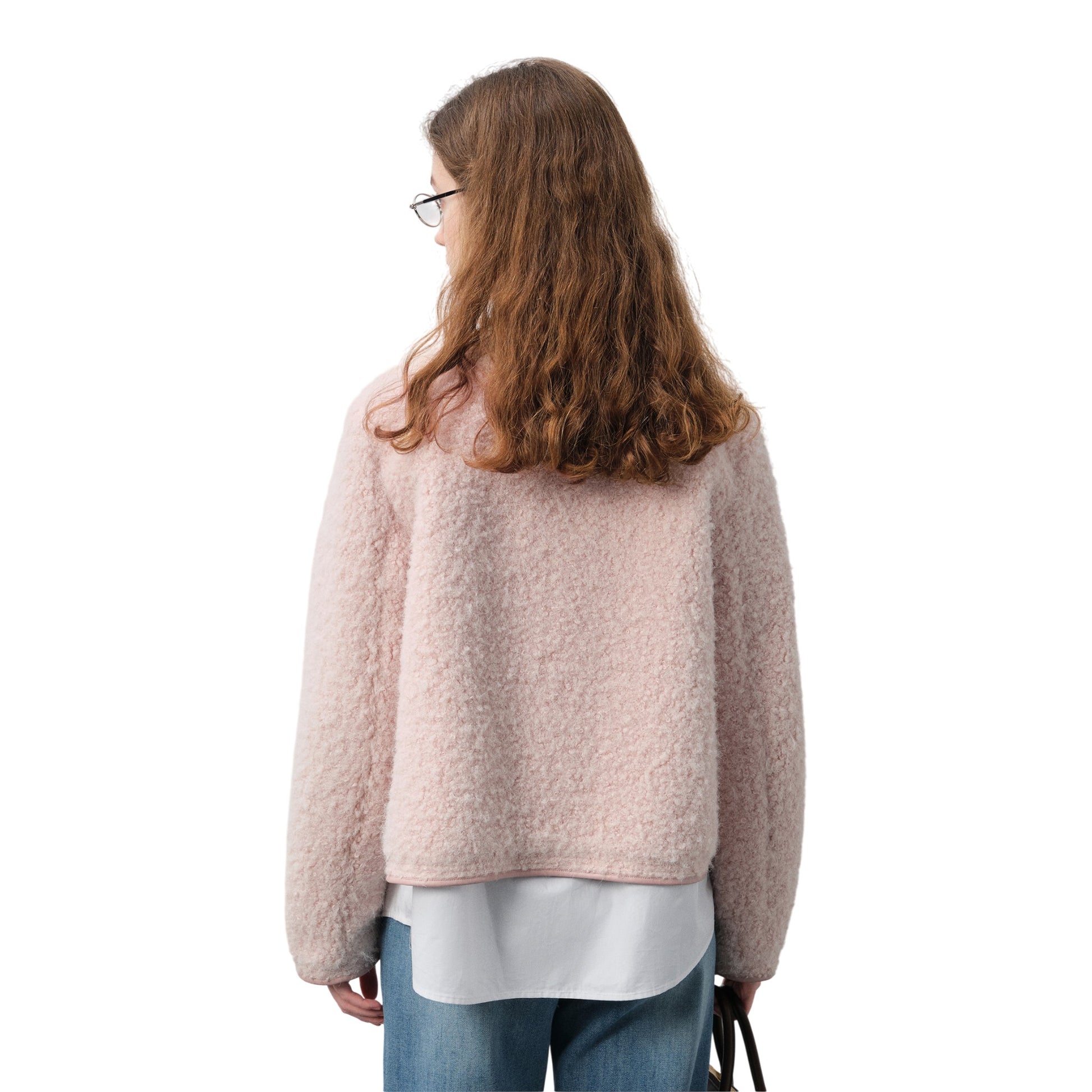 ツイードジャケットの後ろ姿。美しいシルエットと背面のデザイン。