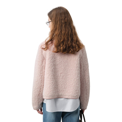 ツイードジャケットの後ろ姿。美しいシルエットと背面のデザイン。