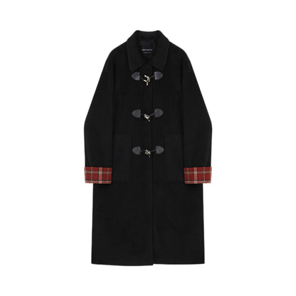 チェック柄ブラックロングコートの襟元とチェック柄パネルのデザインがわかる正面アップ画像。