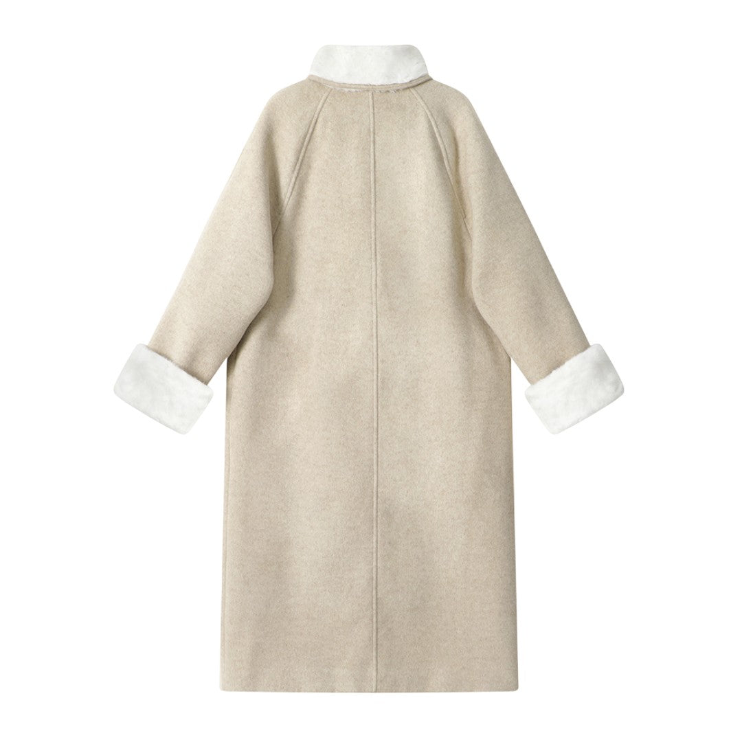 ダッフルコートを着用したモデルのバックスタイル。フードのデザインが見える。