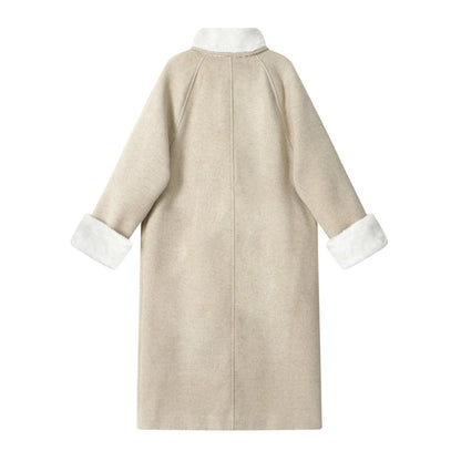 ダッフルコートを着用したモデルのバックスタイル。フードのデザインが見える。