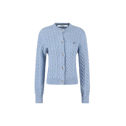 胸元のレター刺繍とVネックの開きが美しい、Fano ケーブルニット カーディガンの正面アップ。