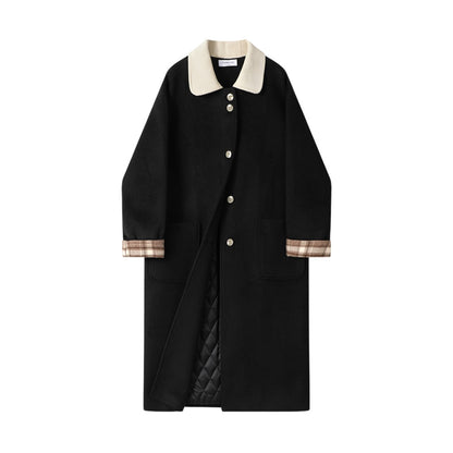 アシンメトリーな襟元と切り替えデザインがわかる、ヴィンテージデザイン ロングコートの正面アップ画像。