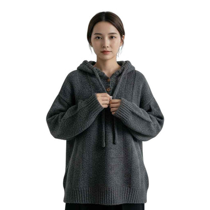 グレーのフーディーニットカーディガンを羽織った女性の全身コーディネート。