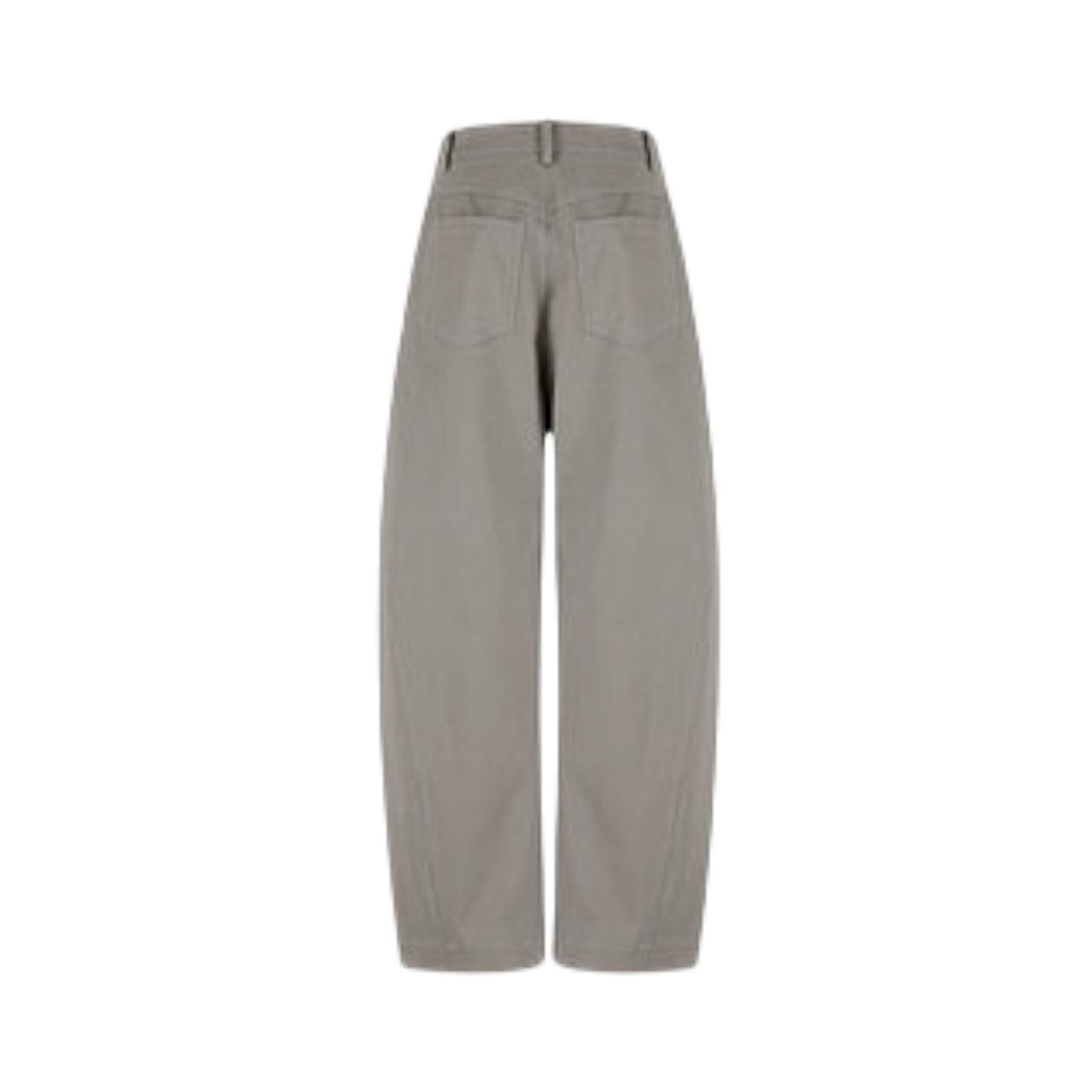 ヒップラインを拾わず、ストンと落ちるドレープが美しい洗練されたバックスタイル。