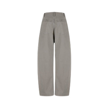 ヒップラインを拾わず、ストンと落ちるドレープが美しい洗練されたバックスタイル。