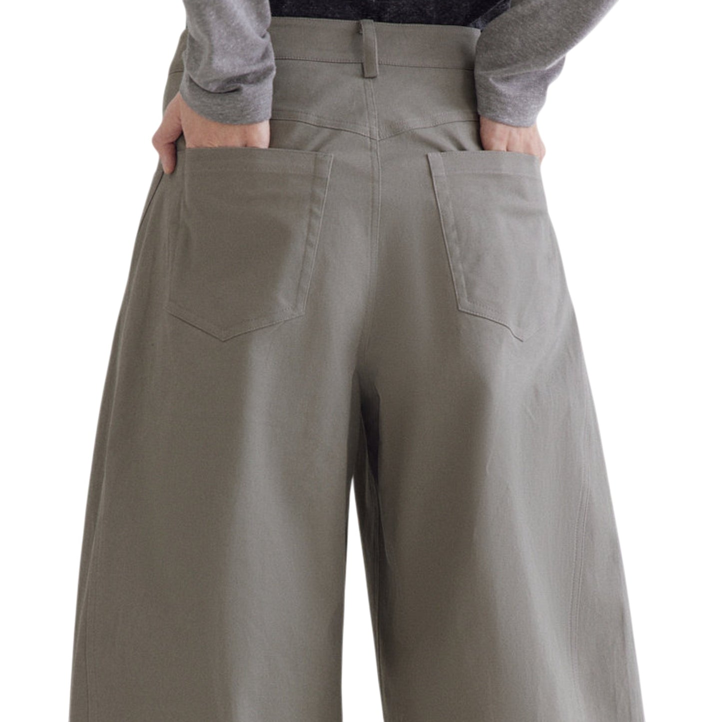 ヒップラインを拾わず、ストンと落ちるドレープが美しい洗練されたバックスタイル。