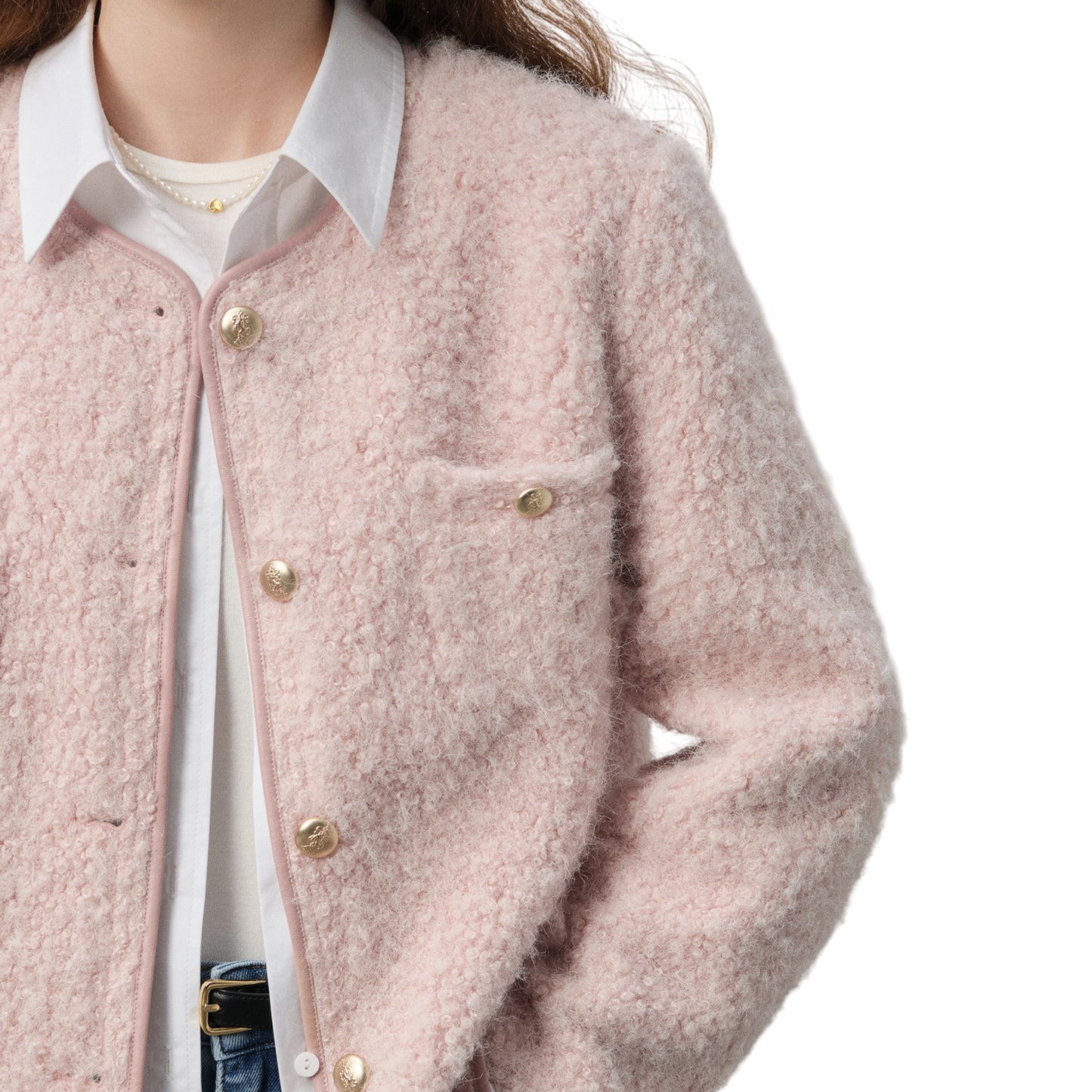 ショート丈ツイードジャケットの正面アップ。胸元のゴールドボタンと生地の質感がわかる。