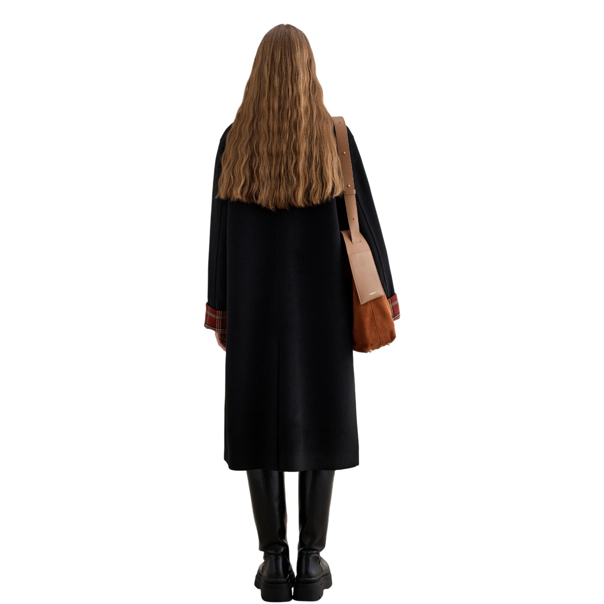 チェック柄ブラックロングコートを着用したモデルのすっきりとしたバックスタイル。