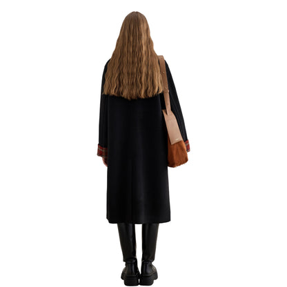 チェック柄ブラックロングコートを着用したモデルのすっきりとしたバックスタイル。