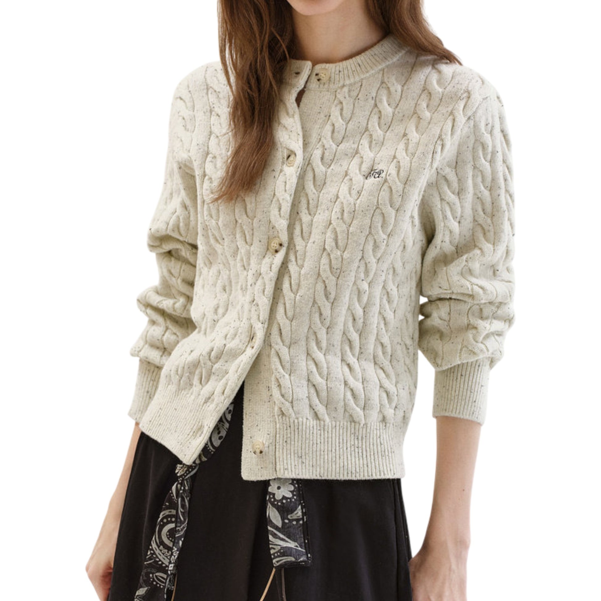 胸元のレター刺繍とVネックの開きが美しい、Fano ケーブルニット カーディガンの正面アップ。