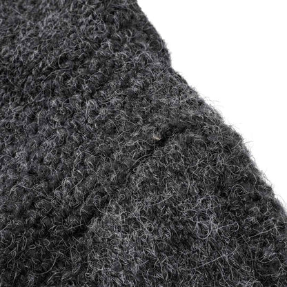 フーディーニットカーディガンの上質なニット生地のテクスチャとボタンの拡大画像。