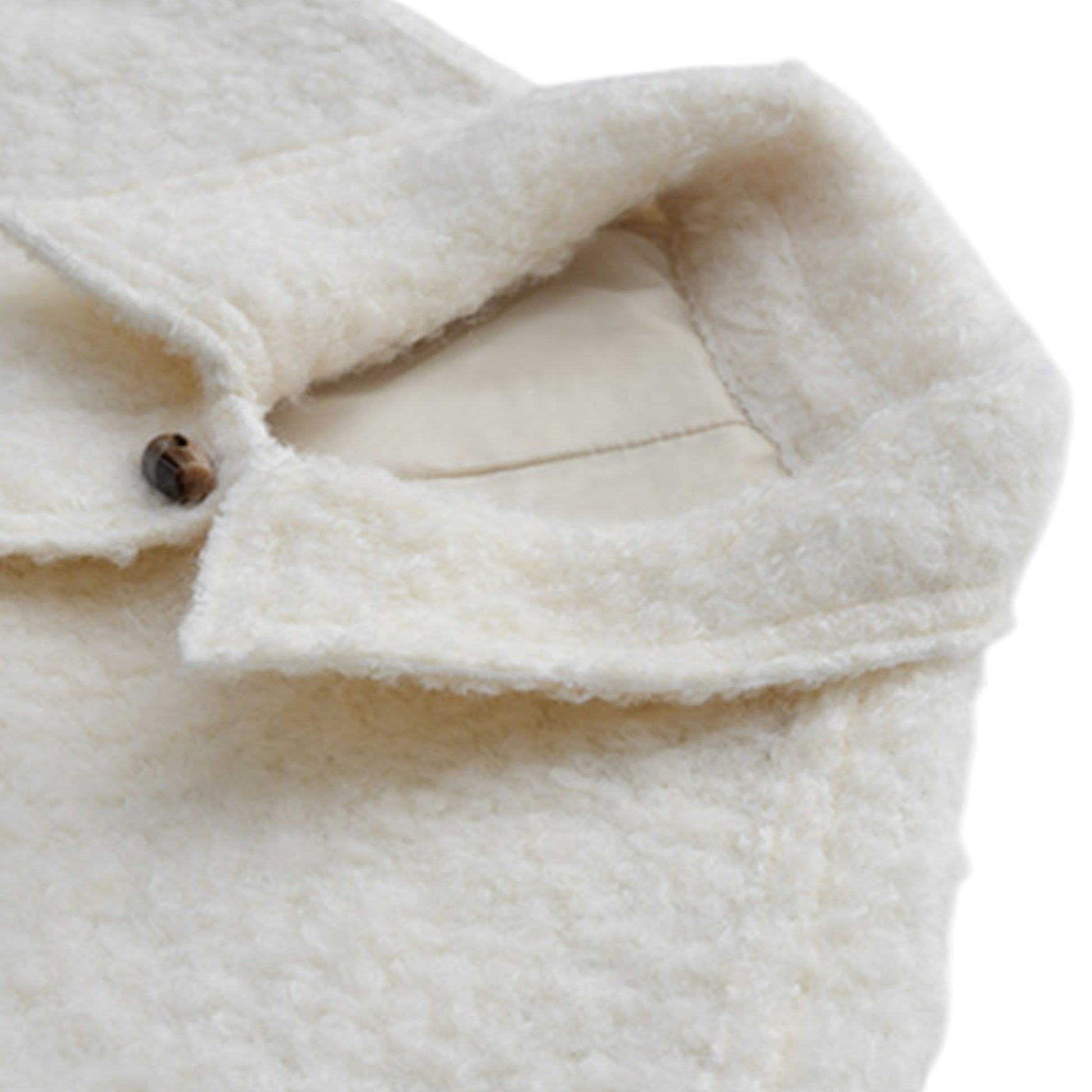 Vintage Wool Toggle Coat 拡大詳細。こだわり抜いた牛角ボタンと、温かみのある羊毛混ボアの質感。