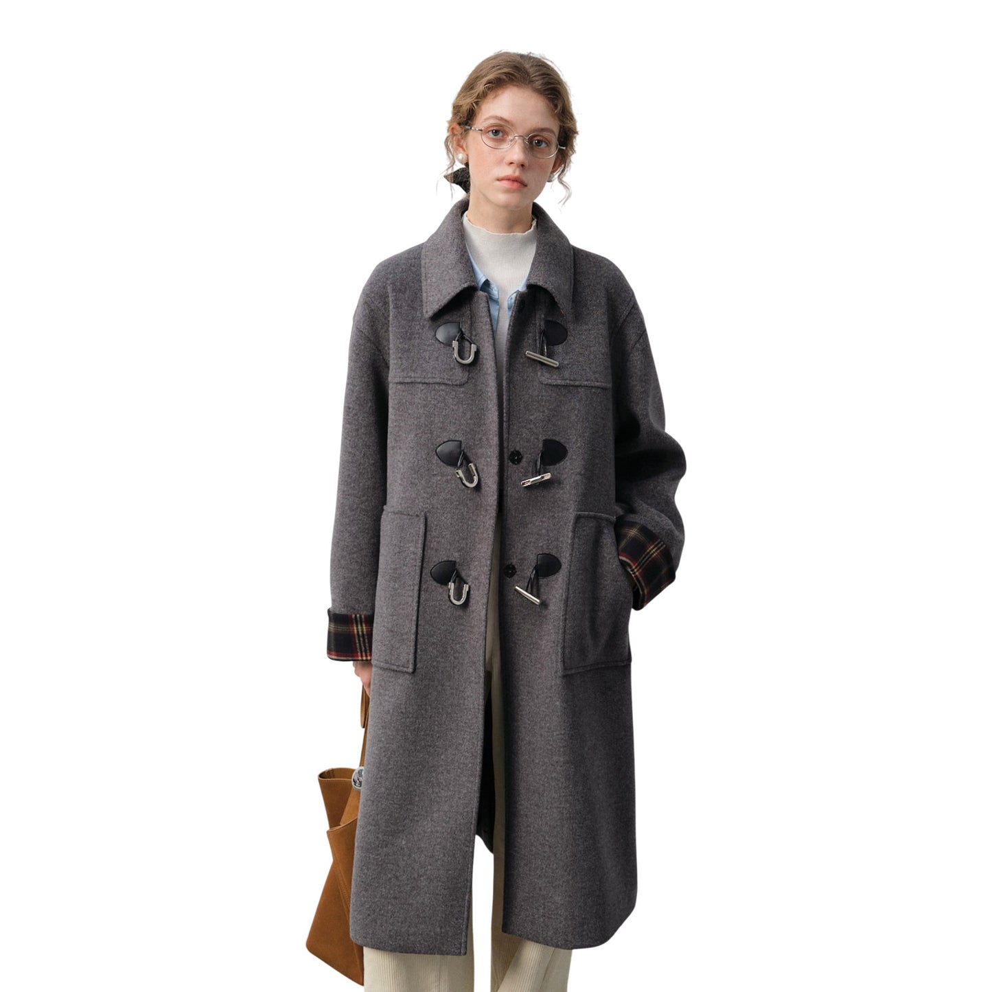 チェック柄ブラックロングコートを着用したモデルの正面全身コーディネート。