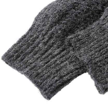 フーディーニットカーディガンの上質なニット生地のテクスチャとボタンの拡大画像。