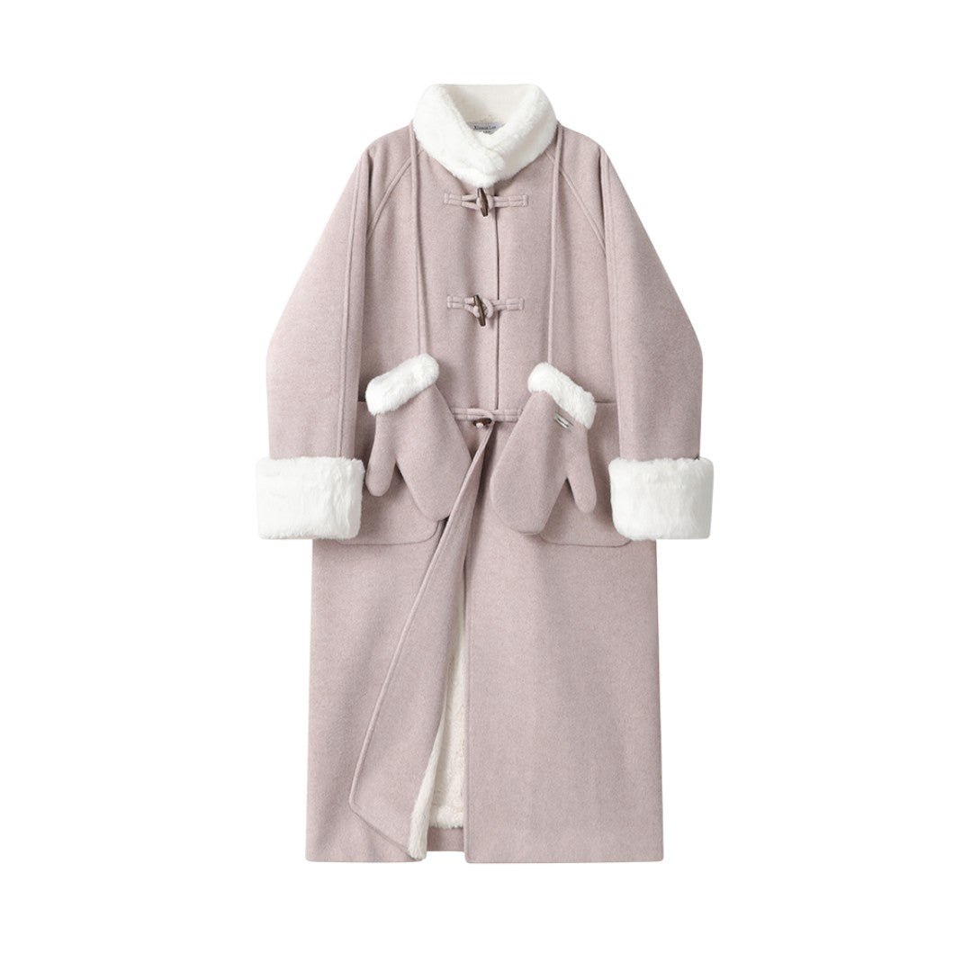 ダッフルコートの胸元とトグルボタンのアップ。レトロなデザインがわかる。