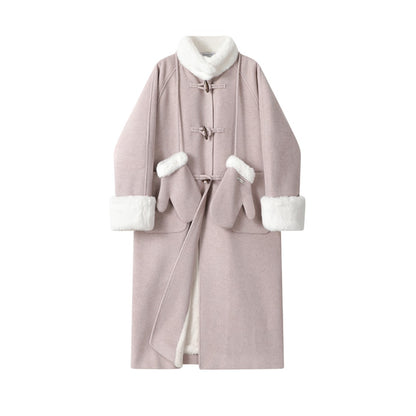 ダッフルコートの胸元とトグルボタンのアップ。レトロなデザインがわかる。