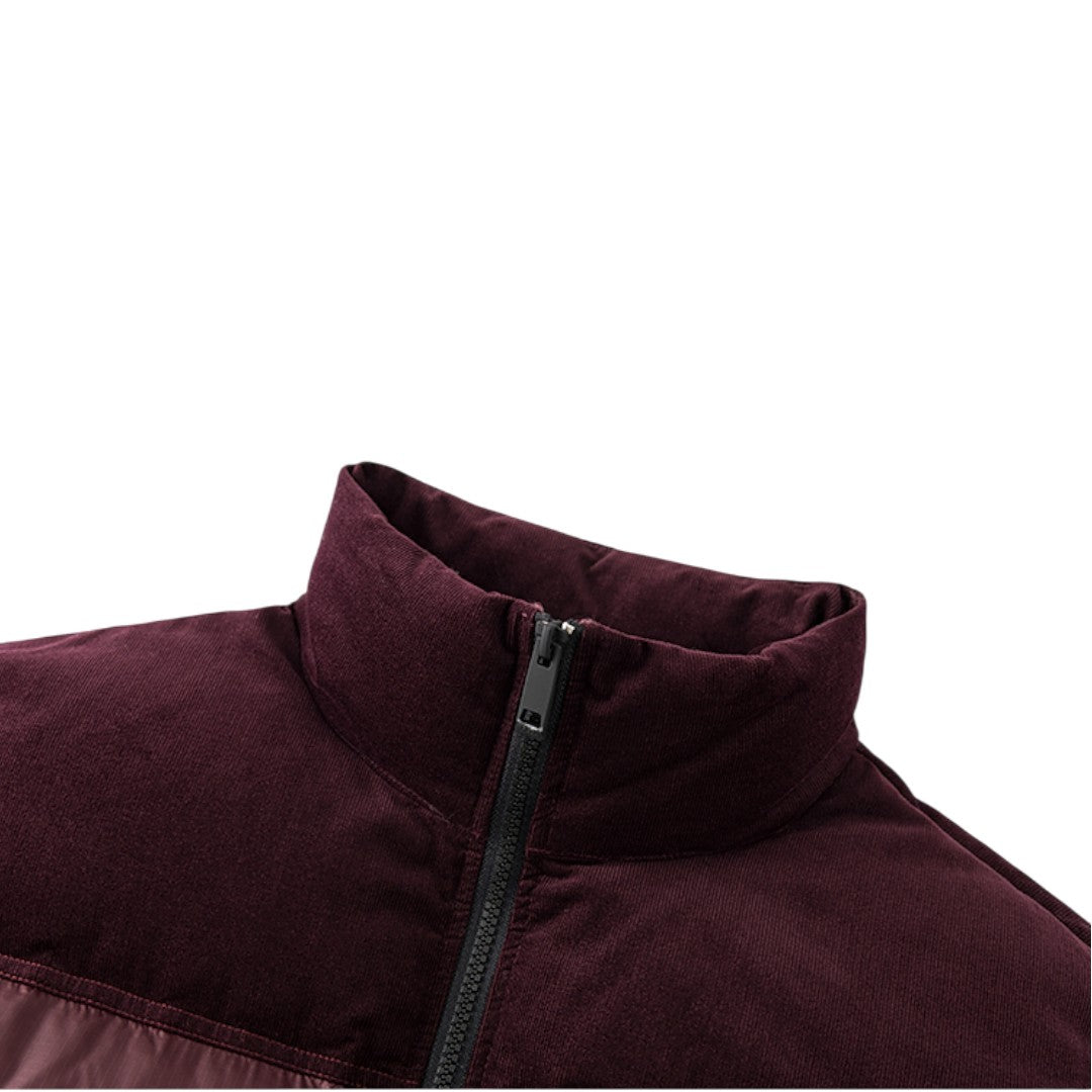 Material & Detail Close-up 素材の質感、縫製の丁寧さ、配色部分のディテール、ファスナーやタグなどの細部を拡大した詳細画像。