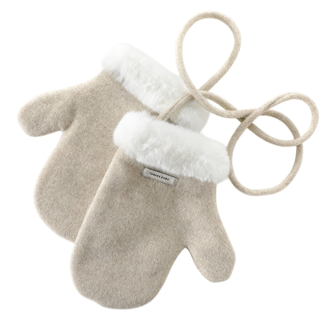 ダッフルコートに付属する手袋の起毛素材と生地の質感がわかる拡大写真。