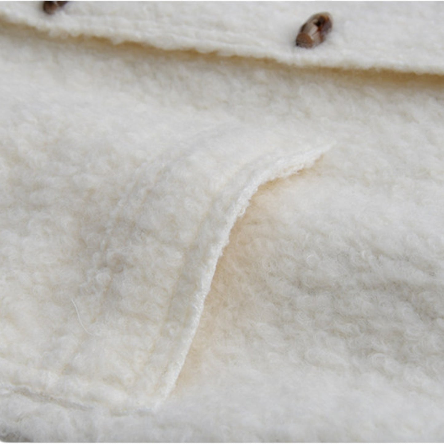 Vintage Wool Toggle Coat 拡大詳細。こだわり抜いた牛角ボタンと、温かみのある羊毛混ボアの質感。