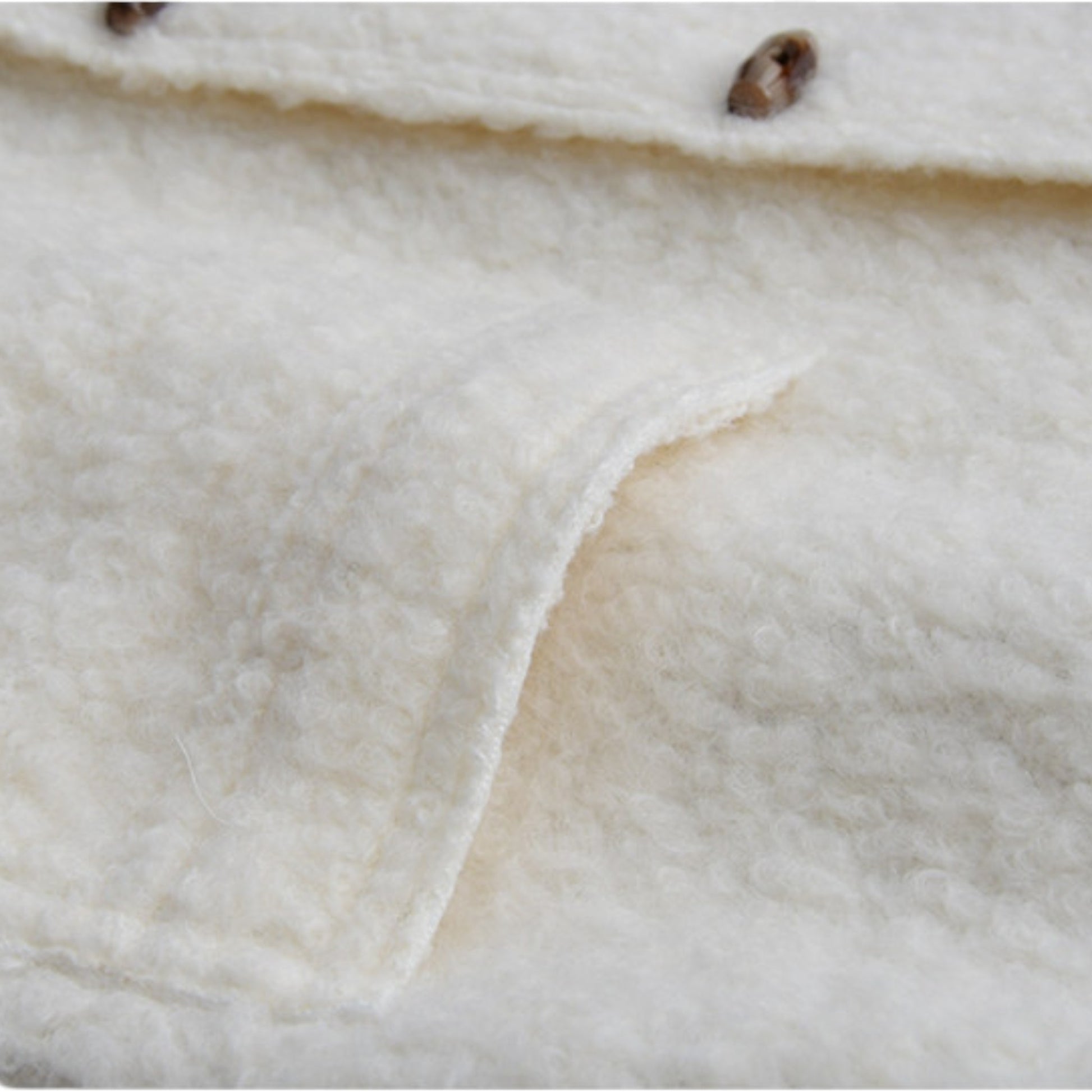 Vintage Wool Toggle Coat 拡大詳細。こだわり抜いた牛角ボタンと、温かみのある羊毛混ボアの質感。