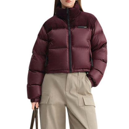 Front Full Body View 全体のシルエットと配色デザインが分かる正面からの全身ショット。ショート丈の絶妙なバランスとふわふわのボリューム感を表現。