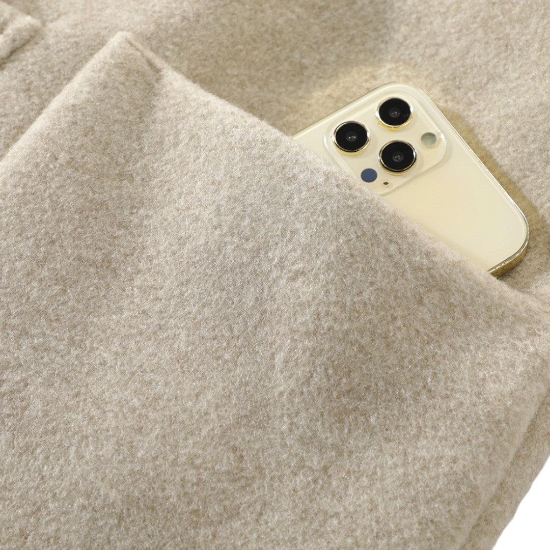 ダッフルコートの裏起毛素材と生地の質感がわかる拡大写真。