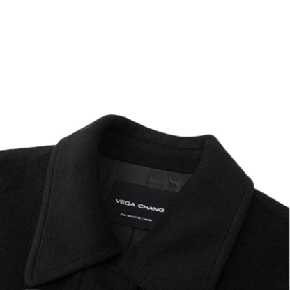 チェック柄ブラックロングコートの厚手な生地感と、ブラックとチェック柄の縫製部分がわかる拡大詳細画像。