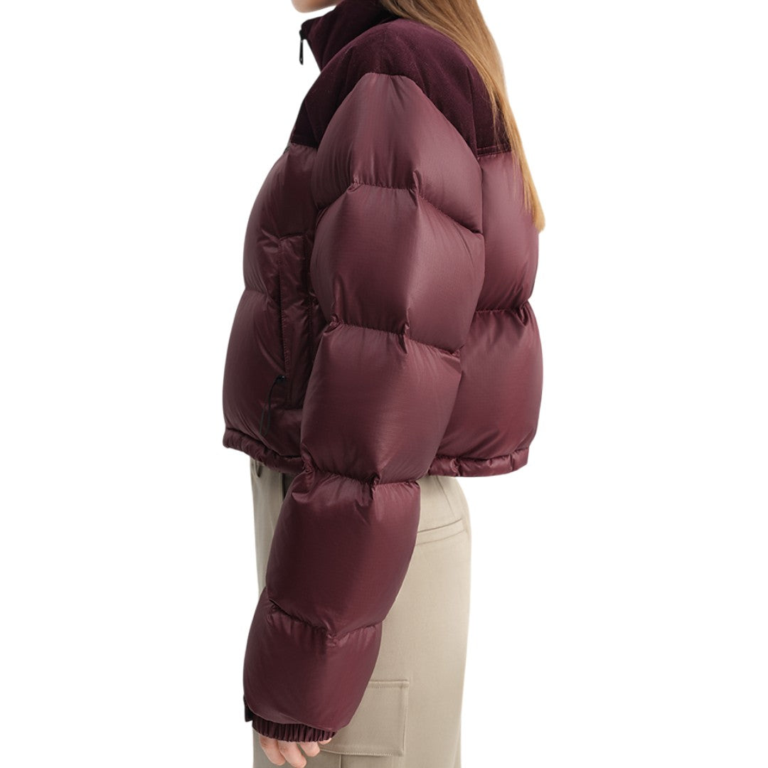 Side Profile View 横からのシルエットでダウンのボリューム感と着丈の長さ、袖のデザインを確認できるサイドビュー。