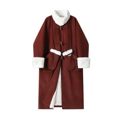 ダッフルコートの胸元とトグルボタンのアップ。レトロなデザインがわかる。