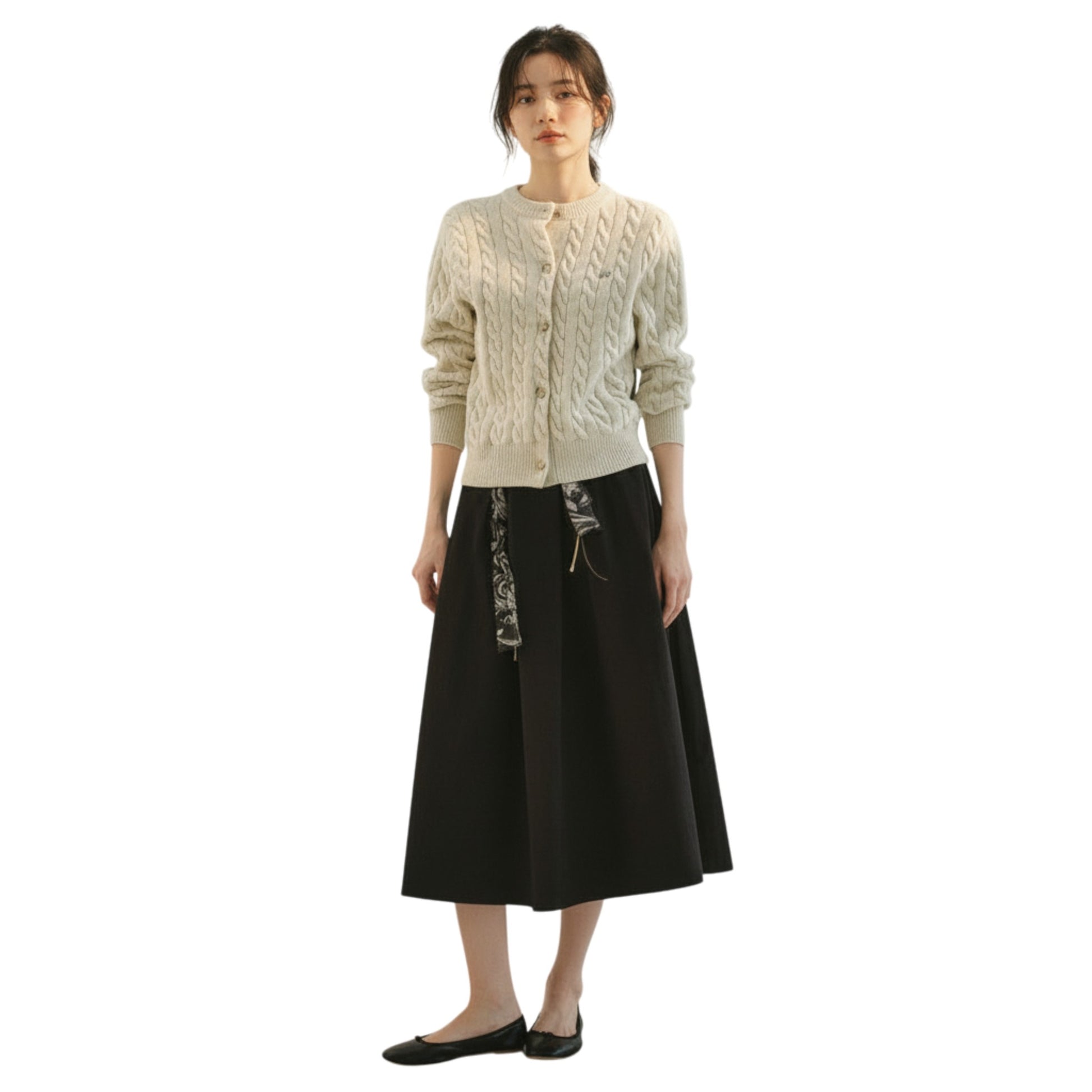 ケーブルニット カーディガンを着用した全身正面。洗練されたシルエットと絶妙な丈感。