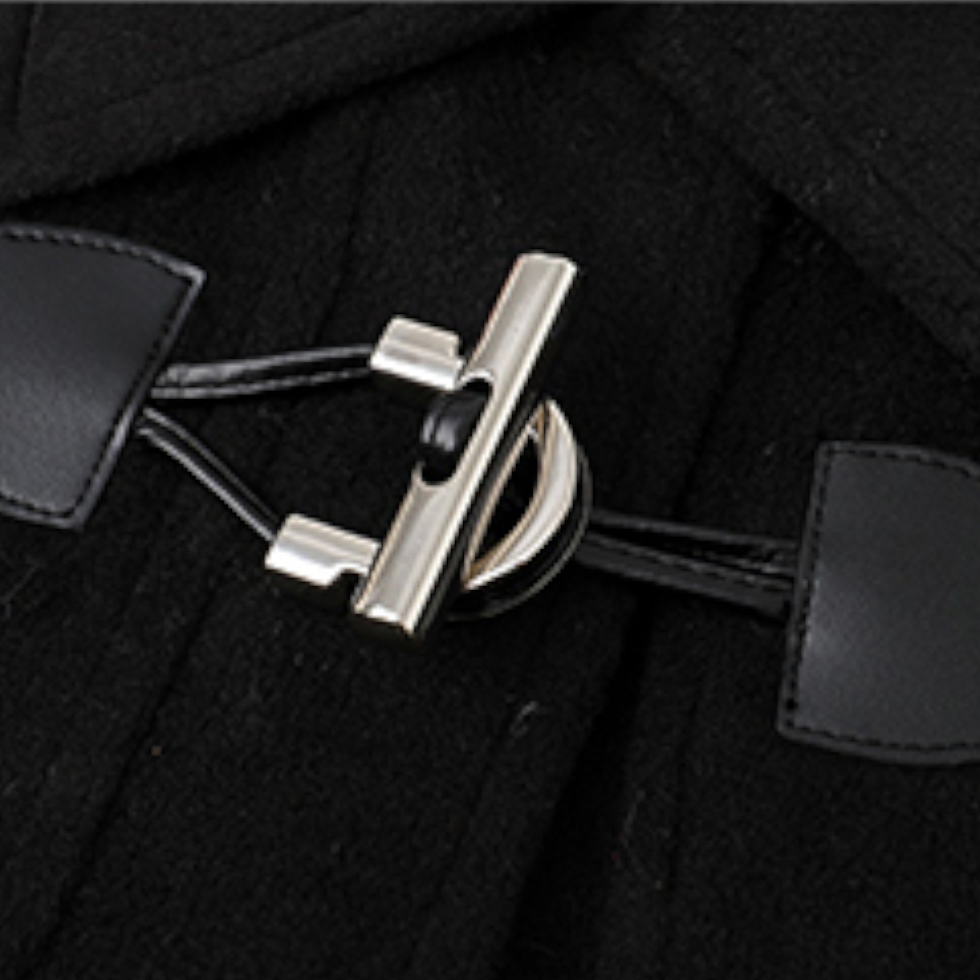 チェック柄ブラックロングコートの厚手な生地感と、ブラックとチェック柄の縫製部分がわかる拡大詳細画像。