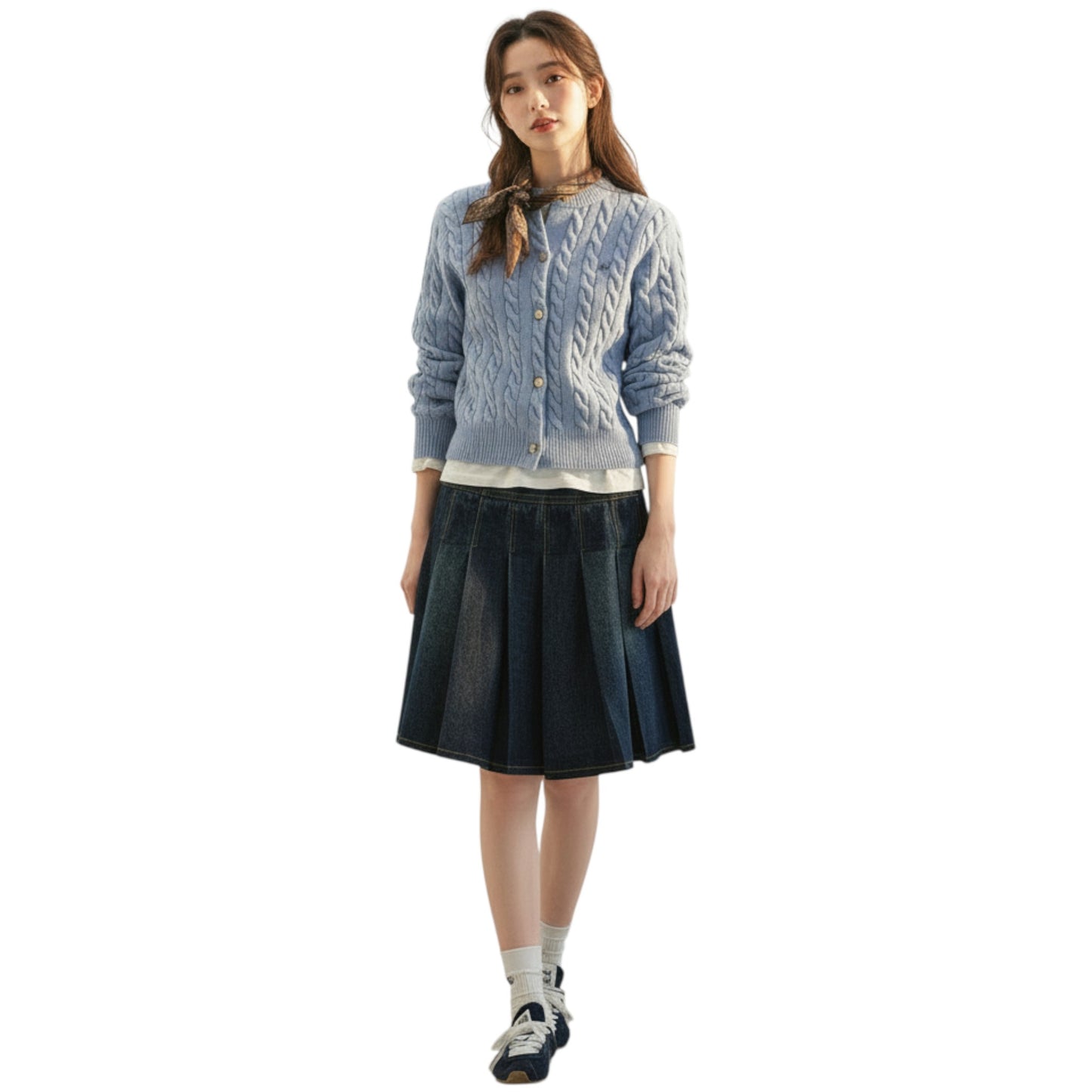 ケーブルニット カーディガンを着用した全身正面。洗練されたシルエットと絶妙な丈感。