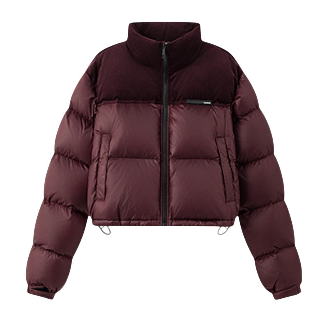 Front Close-up Detail 立襟のデザインと配色パターンの詳細、ファスナーやロゴなどのディテールを鮮明に捉えたアップ画像。