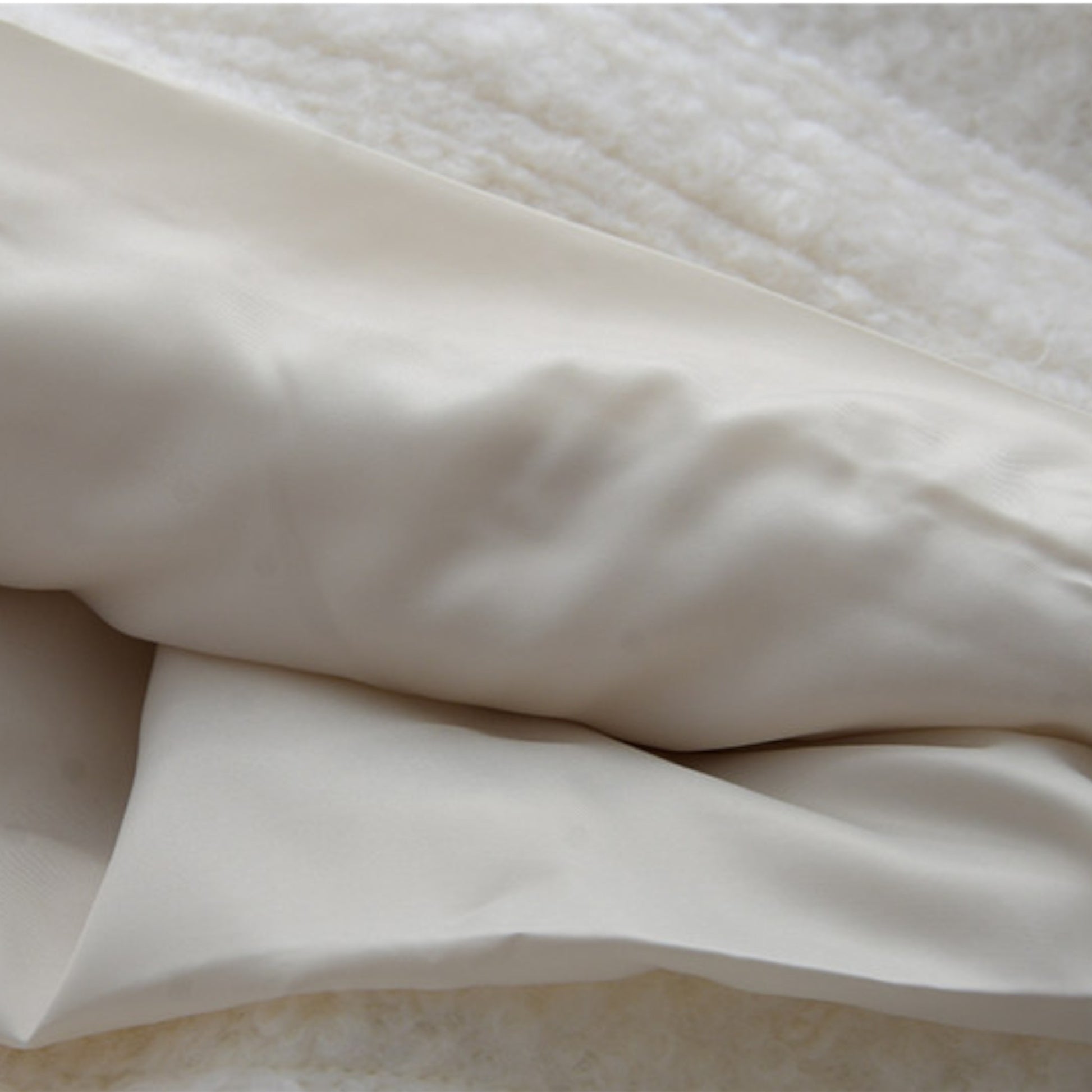 Vintage Wool Toggle Coat 拡大詳細。裏地と、温かみのある羊毛混ボアの質感。