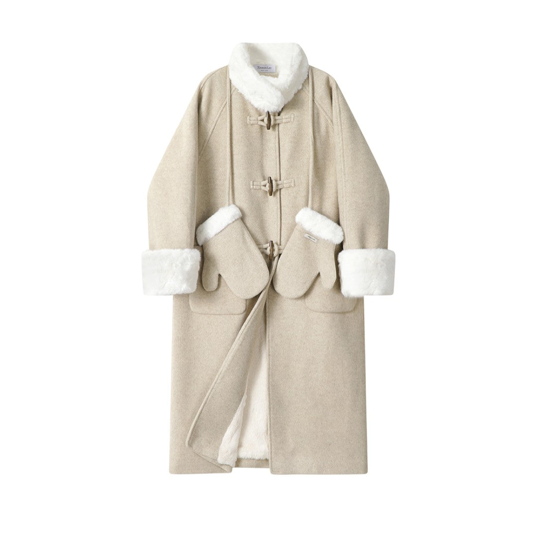 ダッフルコートの胸元とトグルボタンのアップ。レトロなデザインがわかる。