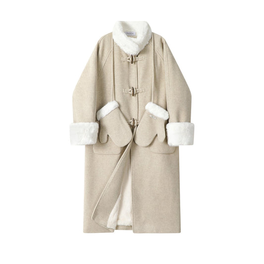 ダッフルコートの胸元とトグルボタンのアップ。レトロなデザインがわかる。