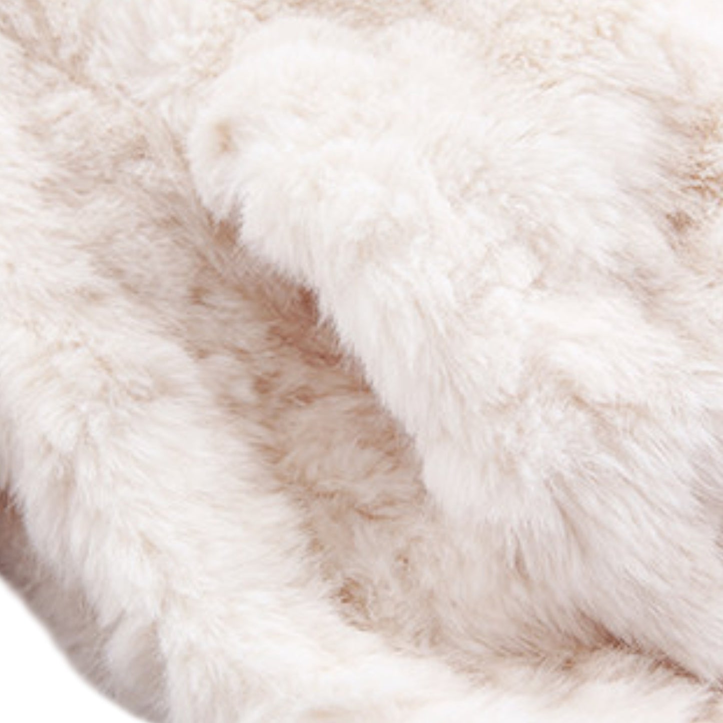 Cloud Eco Fur Coat - 拡大詳細。雲のように柔らかいエコファーの毛並みと、丁寧な縫製クオリティ。