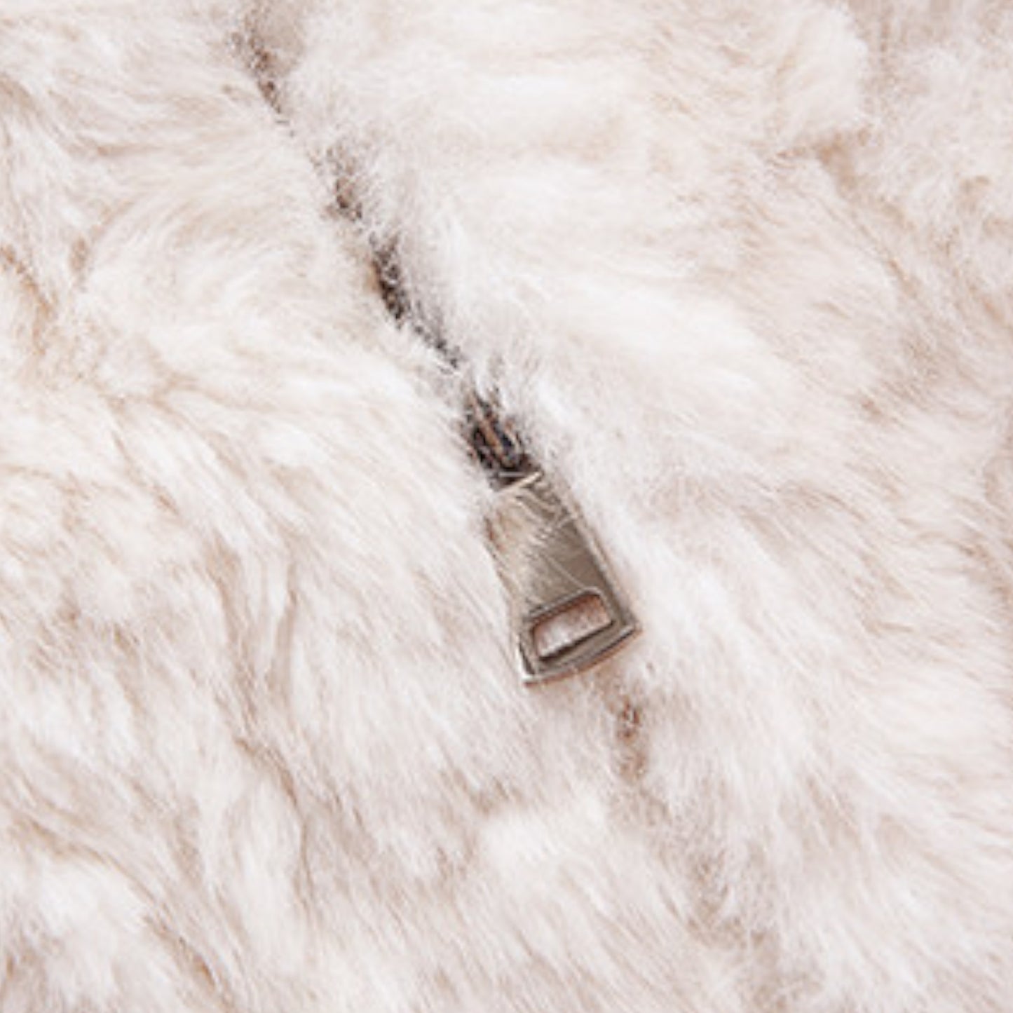 Cloud Eco Fur Coat - 拡大詳細。雲のように柔らかいエコファーの毛並みと、丁寧な縫製クオリティ。