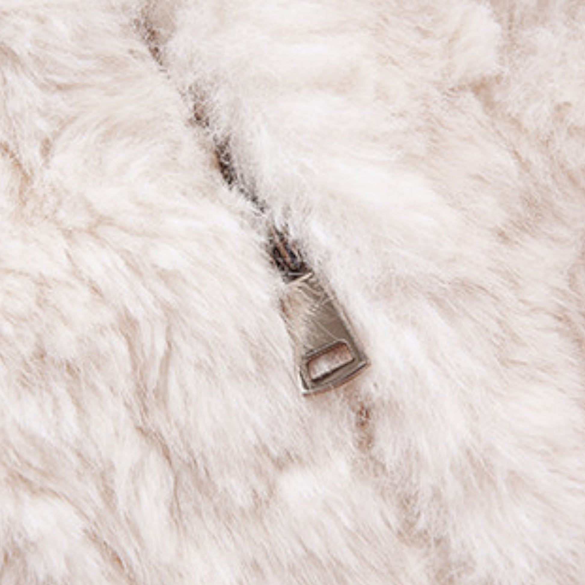 Cloud Eco Fur Coat - 拡大詳細。雲のように柔らかいエコファーの毛並みと、丁寧な縫製クオリティ。