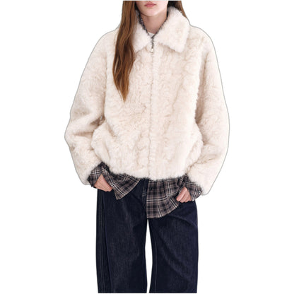 Cloud Eco Fur Coat - 正面アップ。首元の大きな襟と贅沢なファーの質感が顔周りを華やかに。