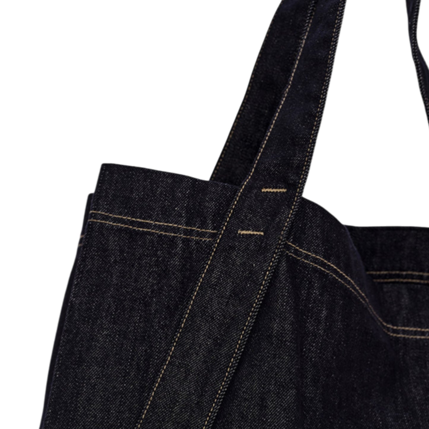 Fano Retro Denim Bag：丁寧なステッチワークと、高級感漂う金具・パーツを捉えたクローズアップ画像