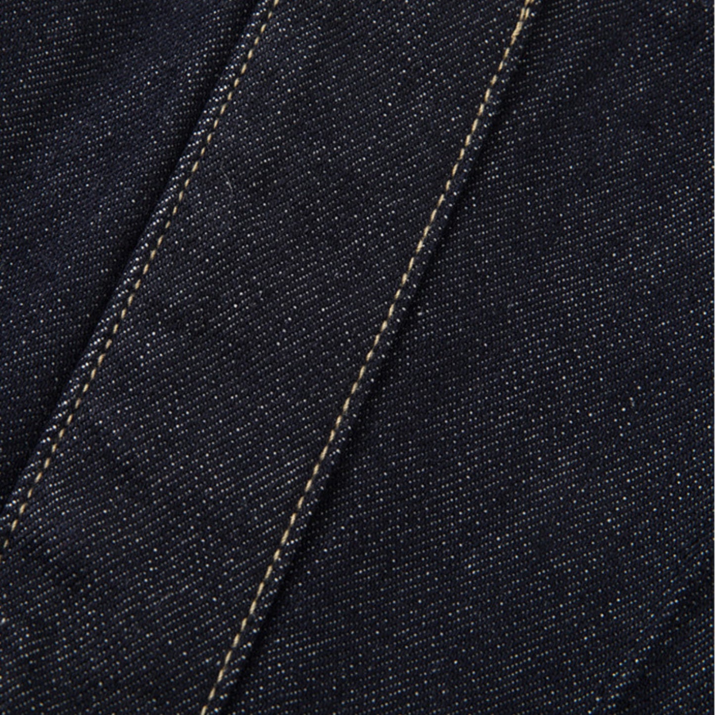 Fano Retro Denim Bag：丁寧なステッチワークと、高級感漂う金具・パーツを捉えたクローズアップ画像