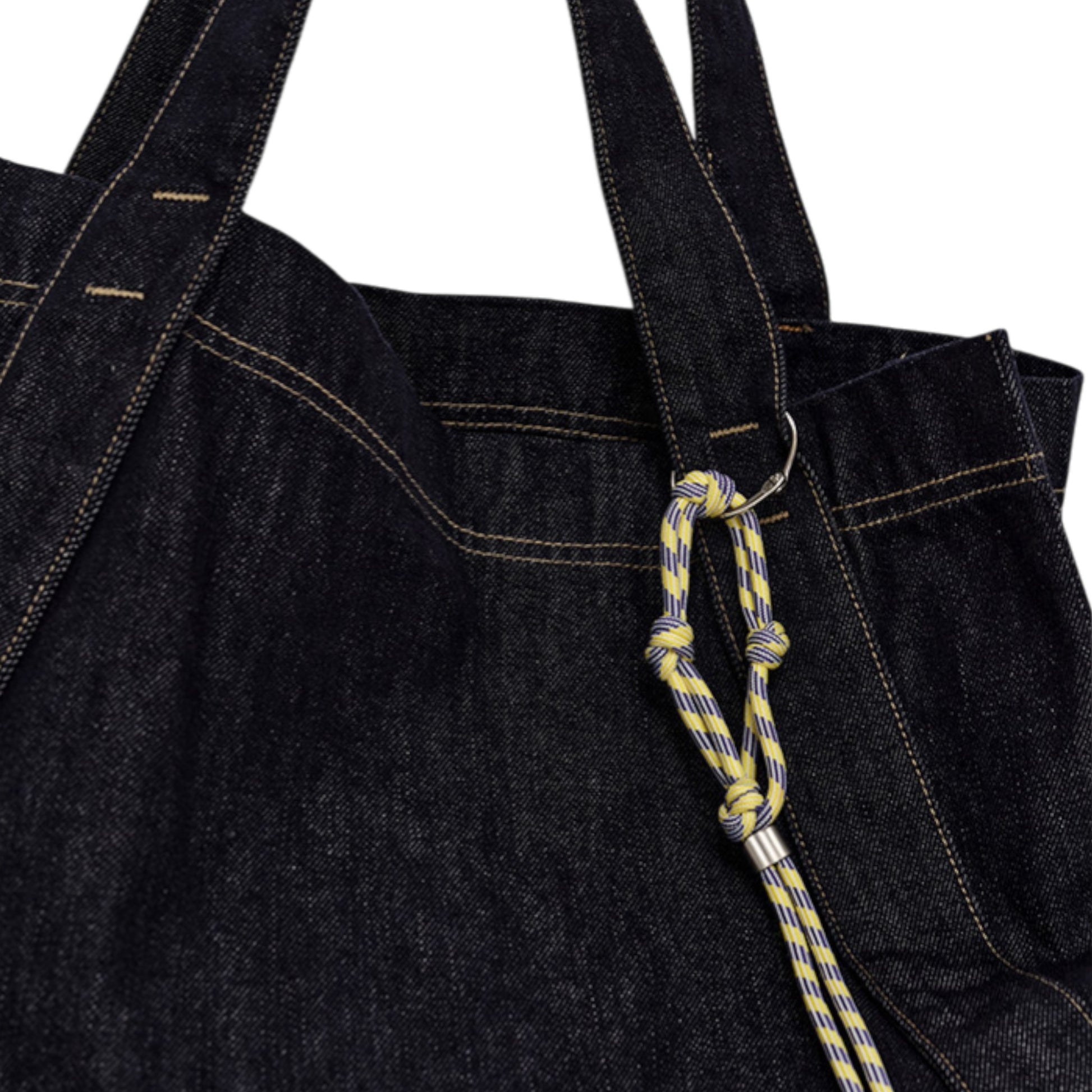 Fano Retro Denim Bag：丁寧なステッチワークと、高級感漂う金具・パーツを捉えたクローズアップ画像