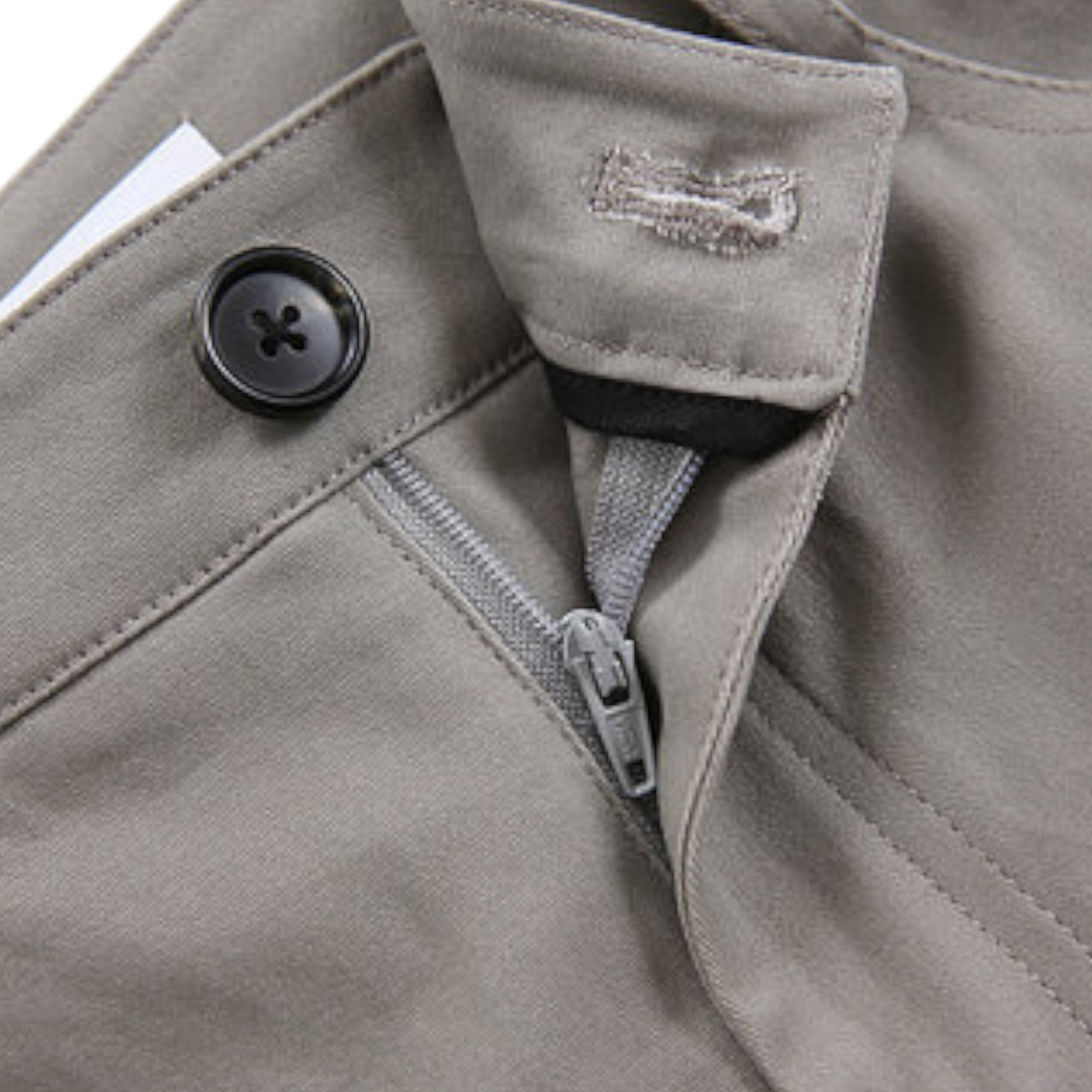 ウエスト周りの精密なディテールと、立体感を強調する独創的なフロントステッチ