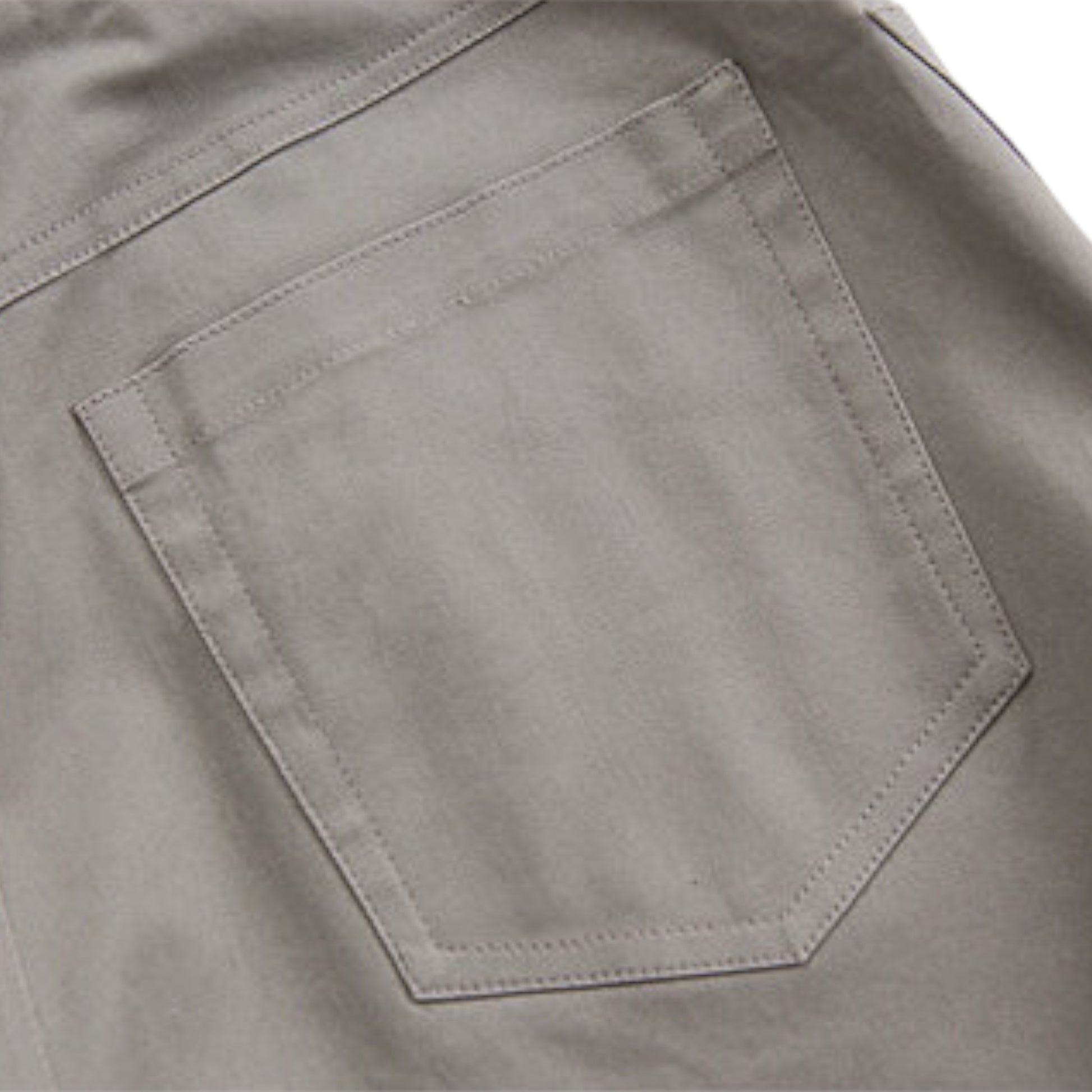 価値を裏付ける、高密度で柔らかな生地感と繊細な縫製。