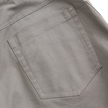 価値を裏付ける、高密度で柔らかな生地感と繊細な縫製。