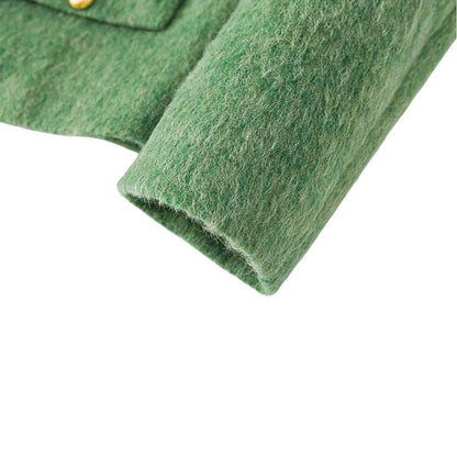 ウール混ツイードジャケットの生地とゴールドボタンの拡大写真。高級感のある素材。