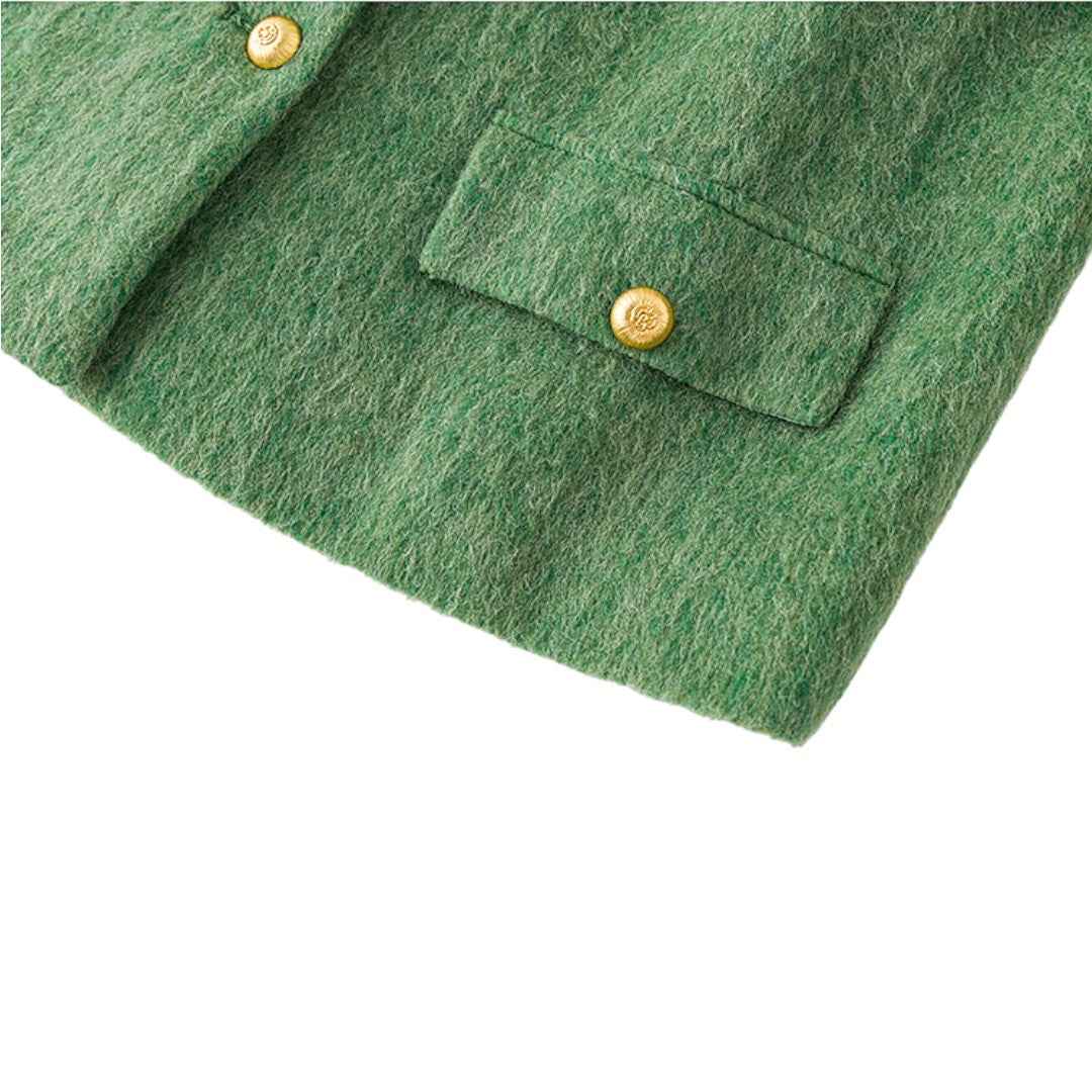 ウール混ツイードジャケットの生地とゴールドボタンの拡大写真。高級感のある素材。